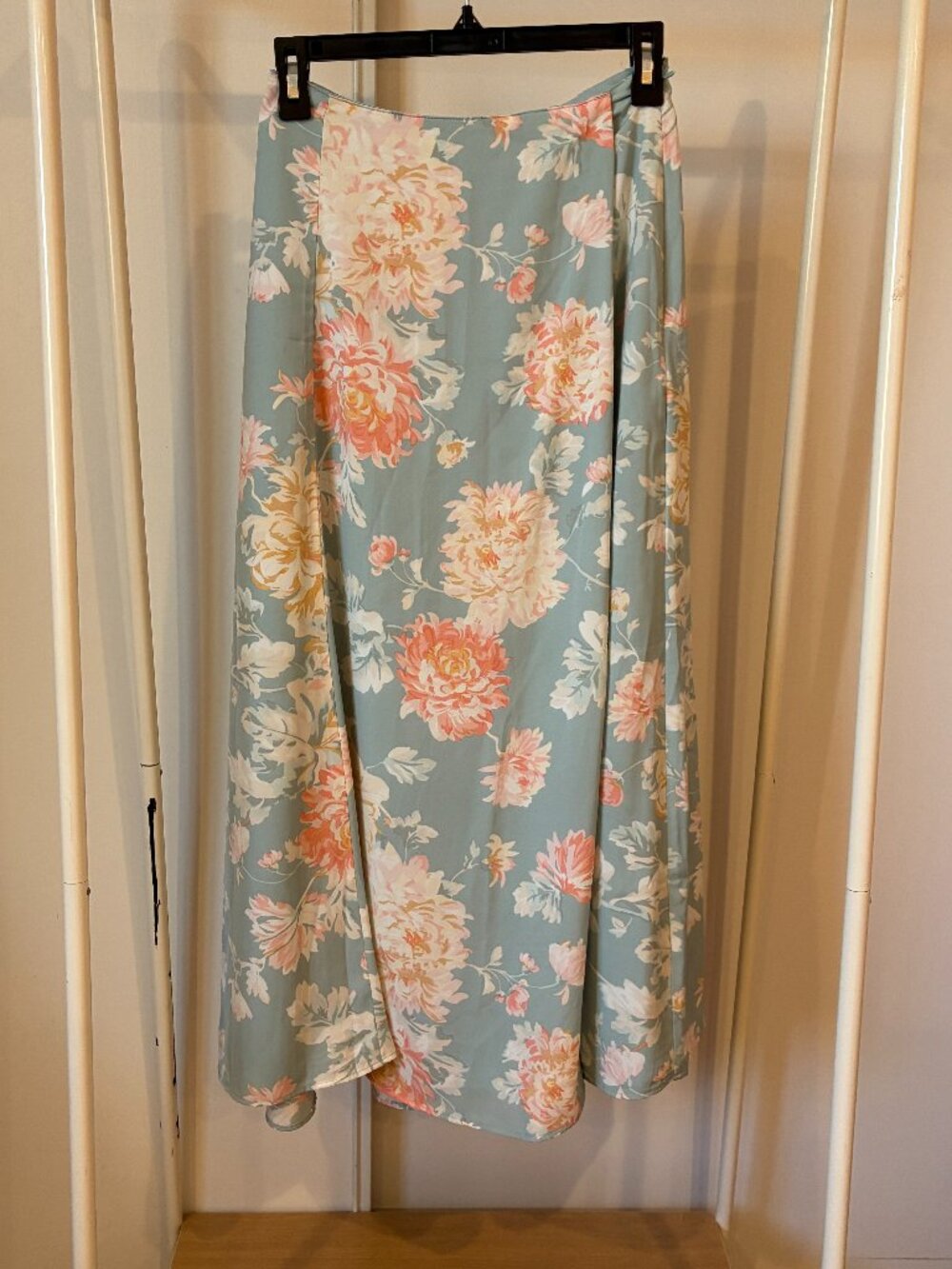 Abercrombie faux-wrap, side-zip flowy floral skirt, size SP